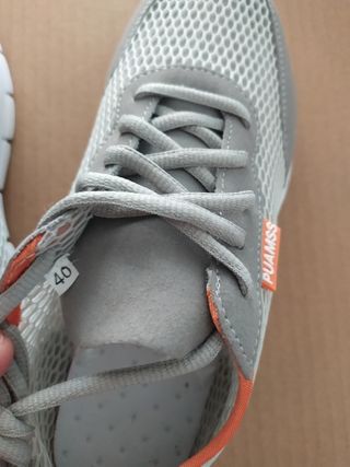 Zapatillas PUAMSS grises y blancas