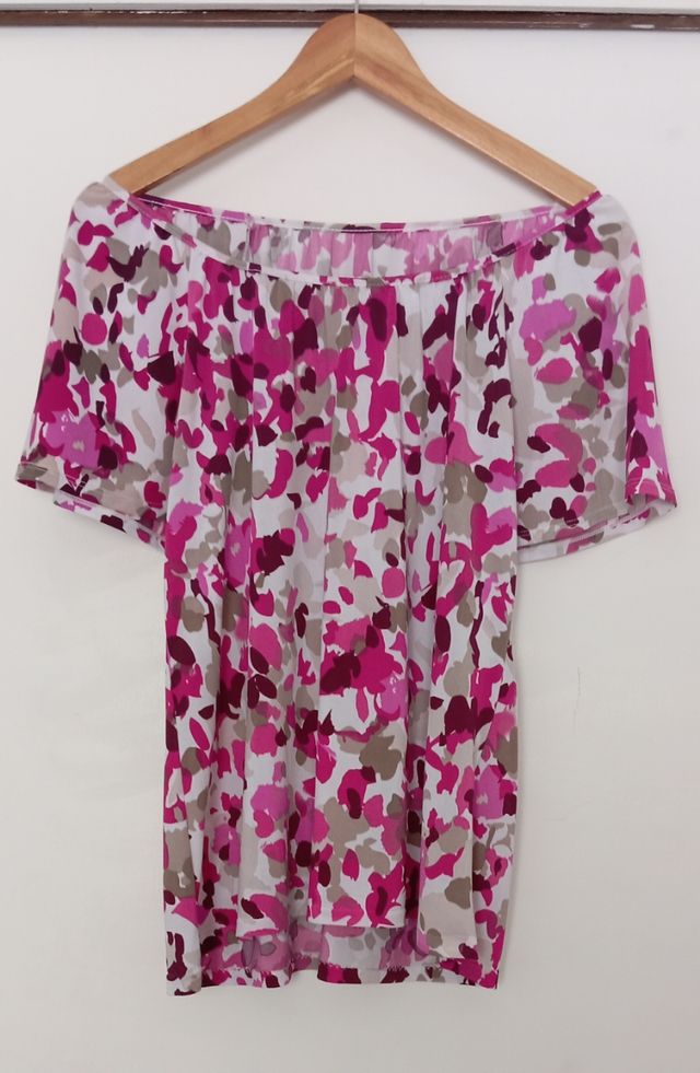 Blusa estampada abstracto. Varias posiciones