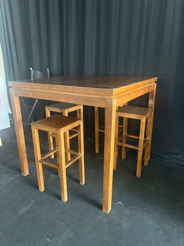 Mesa alta + 4 taburetes madera