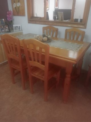 Mesa de madera maciza con 4 sillas 