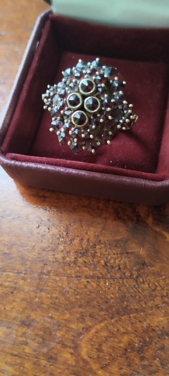 Anello in granato dorato