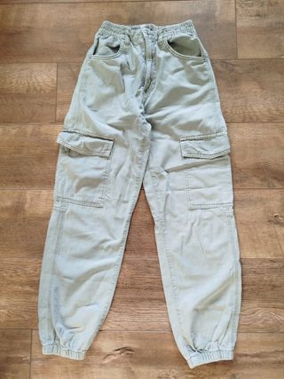 Pantalones cargo Stradivarius  XS, camiseta Bercha