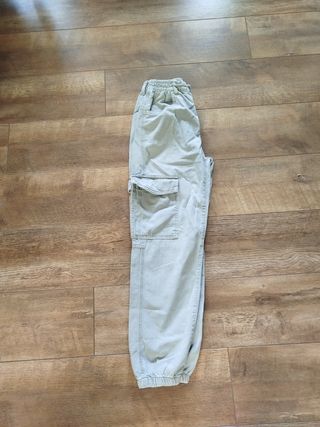Pantalones cargo Stradivarius  XS, camiseta Bercha