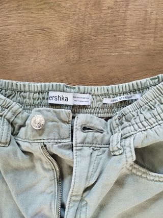 Pantalones cargo Stradivarius  XS, camiseta Bercha