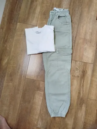 Pantalones cargo Stradivarius  XS, camiseta Bercha