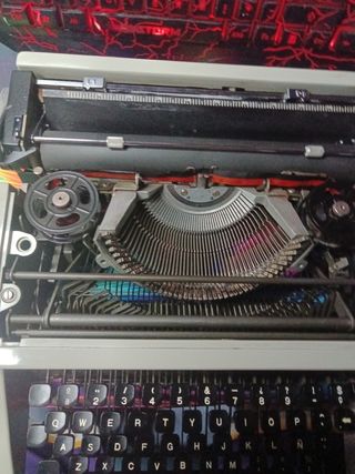 Olivetti Dora: Máquina escribir vintage.