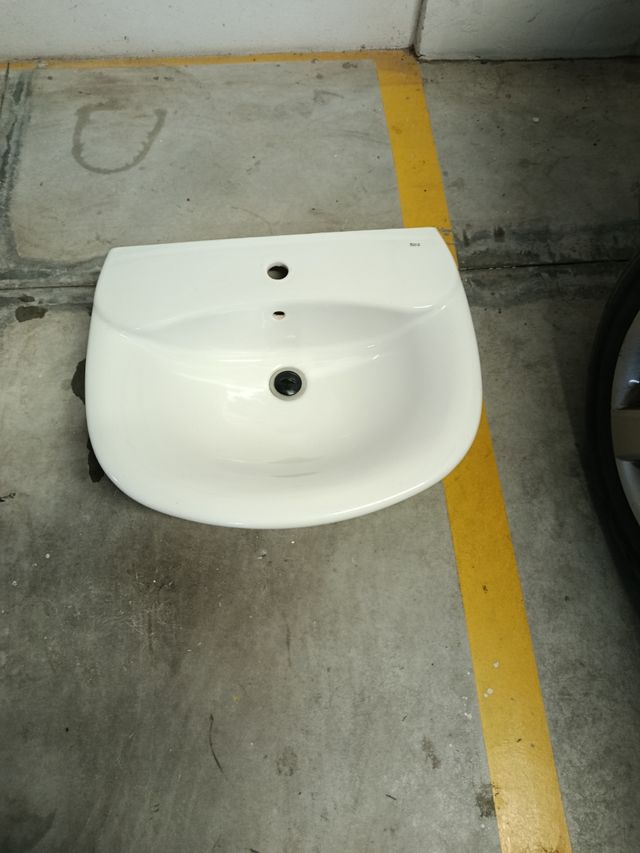 Bidet con grifo y lavabo cerámicos blancos
