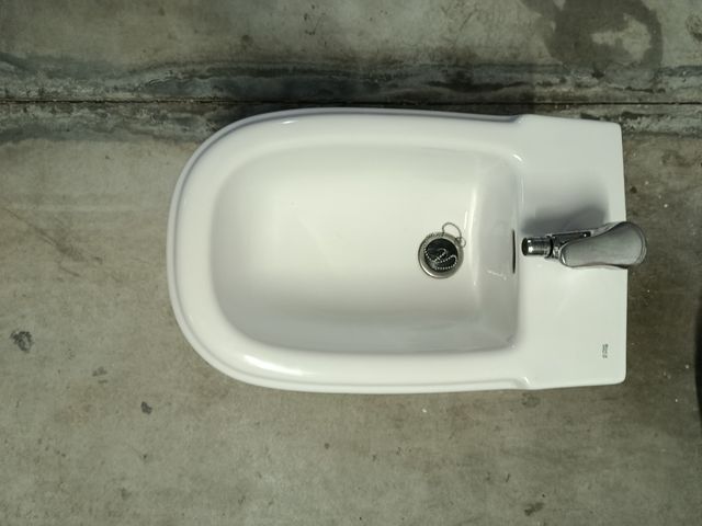 Bidet con grifo y lavabo cerámicos blancos
