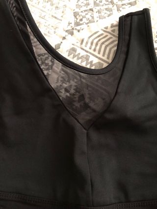 Top deportivo negro