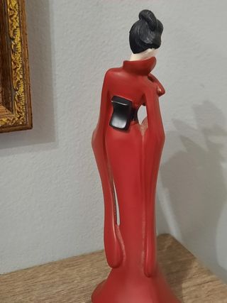 Statuetta Geisha rossa