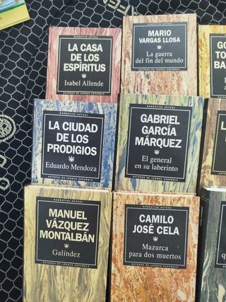 10 libros de autores españoles, en la foto salen 9