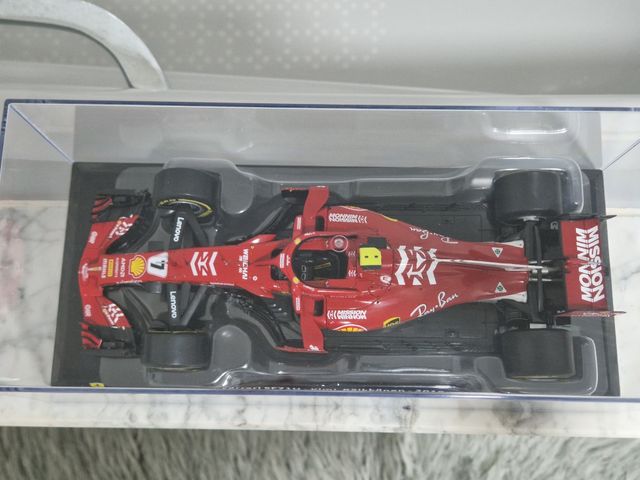1:24 Ferrari SF71H Kimi Räikkönen 2018 + Revista