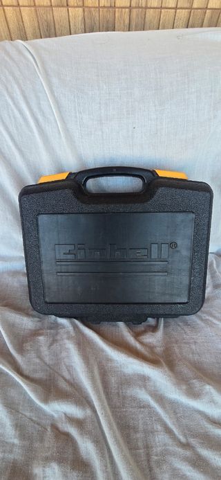 Taladradora con su caja y brocas