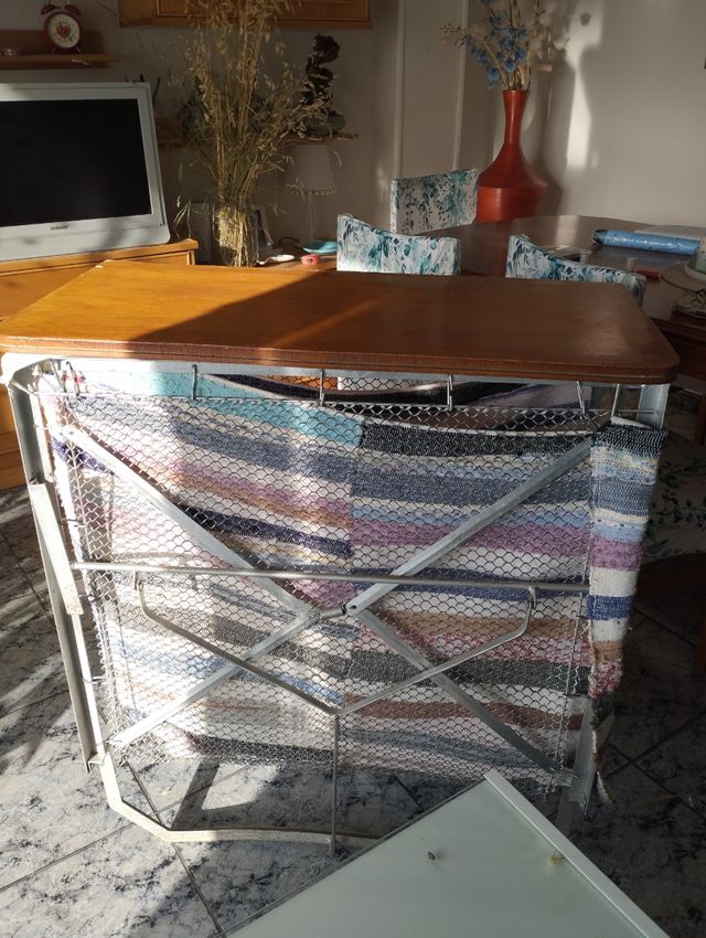 Cama plegable metálica con estante