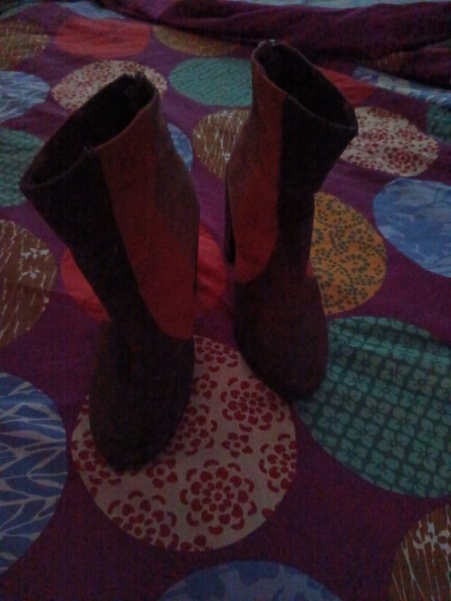 Botas rojas y marrones