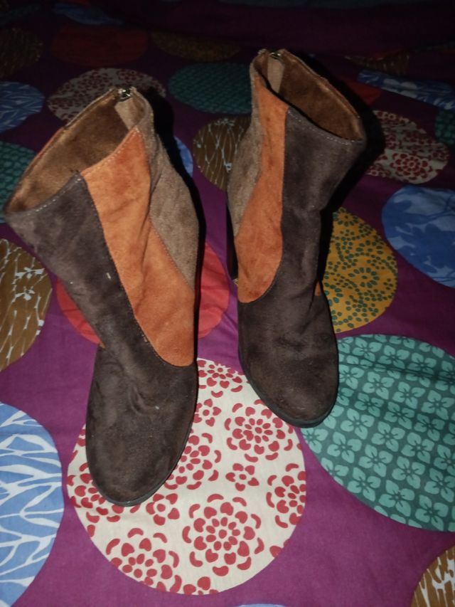 Botas rojas y marrones