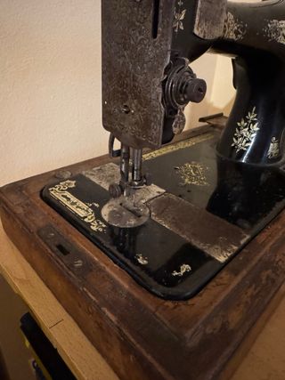 Máquina coser antigua -  decoración dorada
