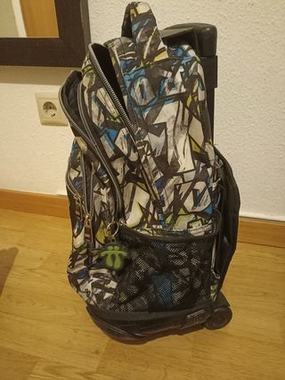 Mochila escolar multicolor seminueva