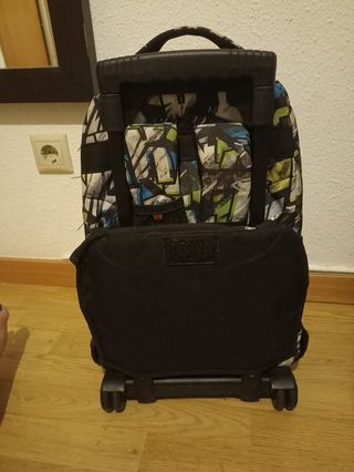 Mochila escolar multicolor seminueva