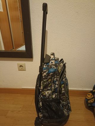 Mochila escolar multicolor seminueva