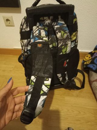 Mochila escolar multicolor seminueva