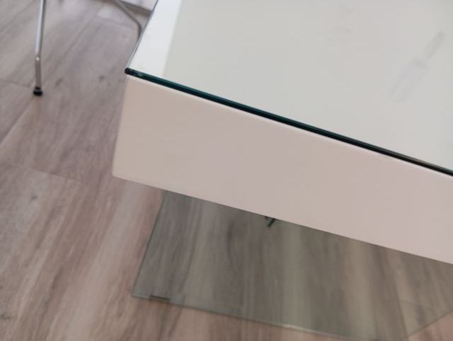 Mesa blanca de cristal y metal ,madera maciza laca