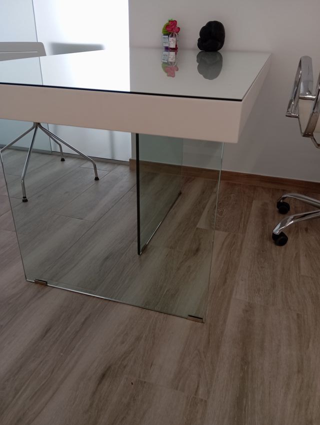 Mesa blanca de cristal y metal ,madera maciza laca