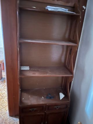 Estantería de madera marrón