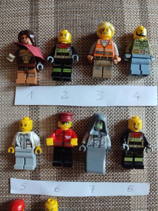 10 Minifigure Lego + Accessori