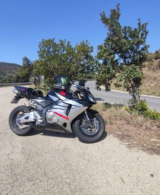 Honda CBR 600RR (2005-2006). Es del año 2005.