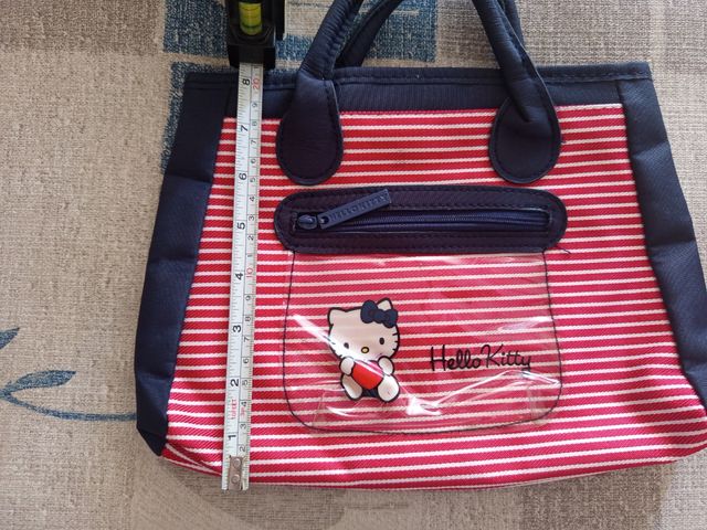 Bolso Hello Kitty rayas rojas y blancas.