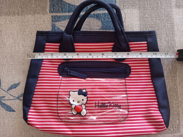 Bolso Hello Kitty rayas rojas y blancas.