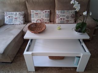 Conjunto salón en color crema y blanco.