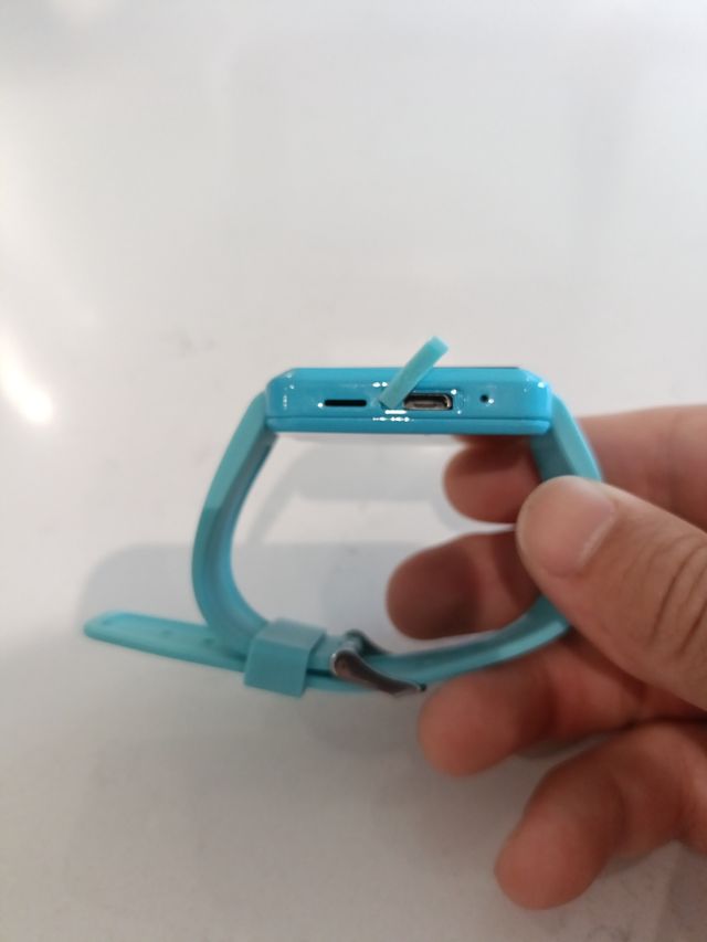 Reloj inteligente turquesa.