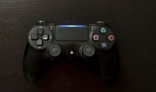 PS4 (PlayStation 4) negra + mando