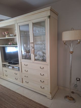 Mueble salón clásico beige y dorado 
