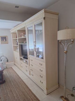 Mueble salón clásico beige y dorado 