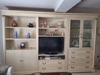 Mueble salón clásico beige y dorado 