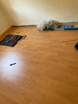 Montajes suelo de parquet y puertas.