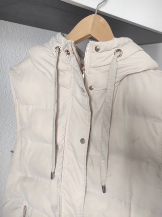 Chaleco acolchado beige con capucha Zara