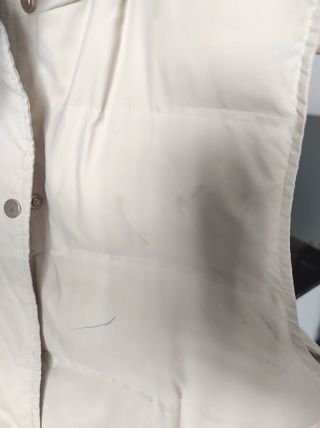 Chaleco acolchado beige con capucha Zara