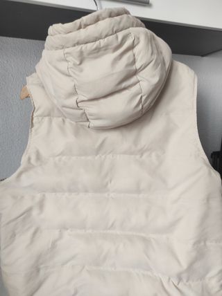 Chaleco acolchado beige con capucha Zara
