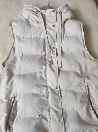 Chaleco acolchado beige con capucha Zara