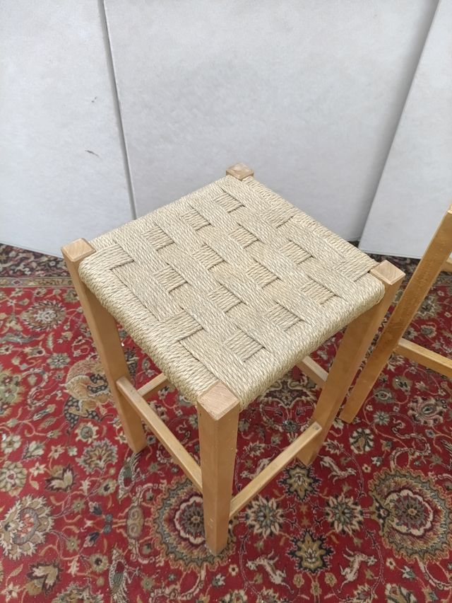 2 Taburetes de sisal y madera