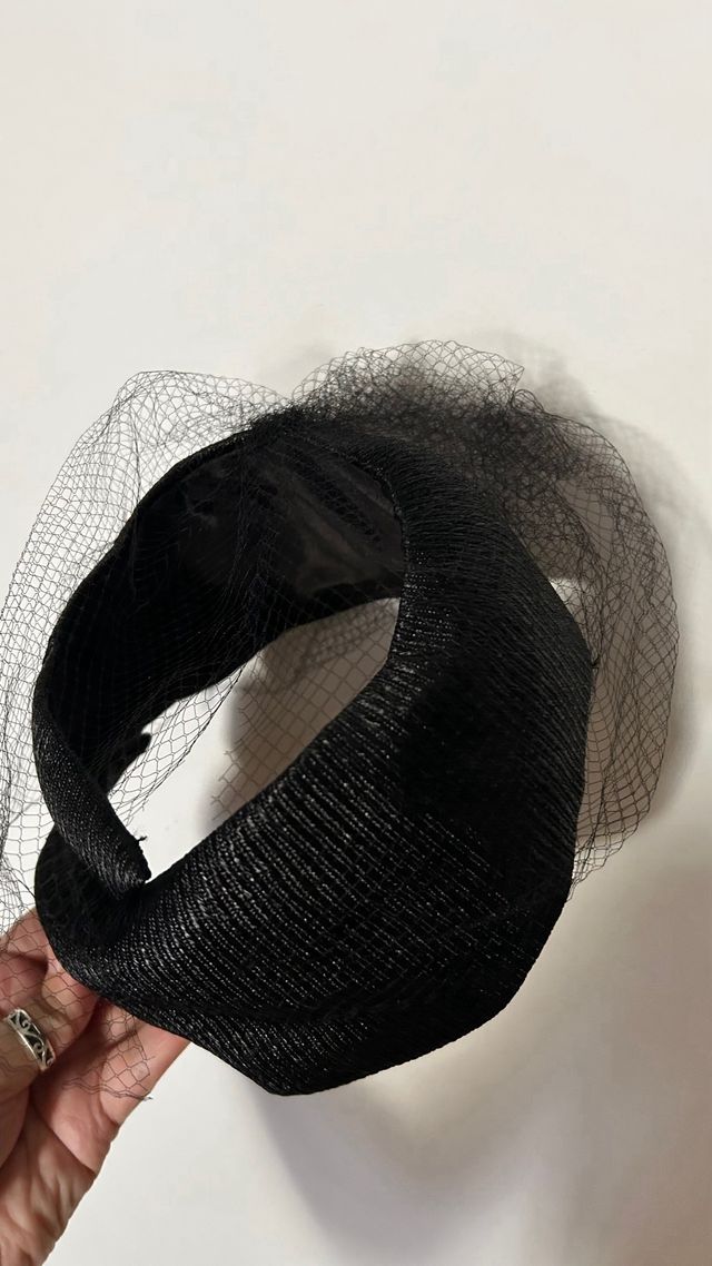 Tocado y guantes negros vintage