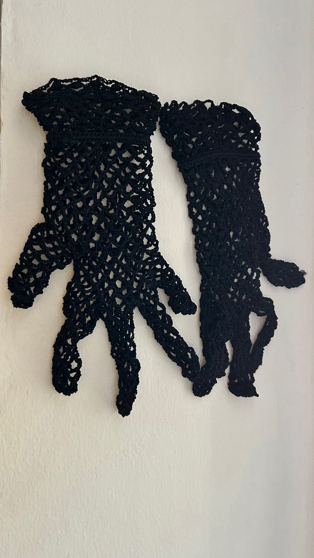 Tocado y guantes negros vintage