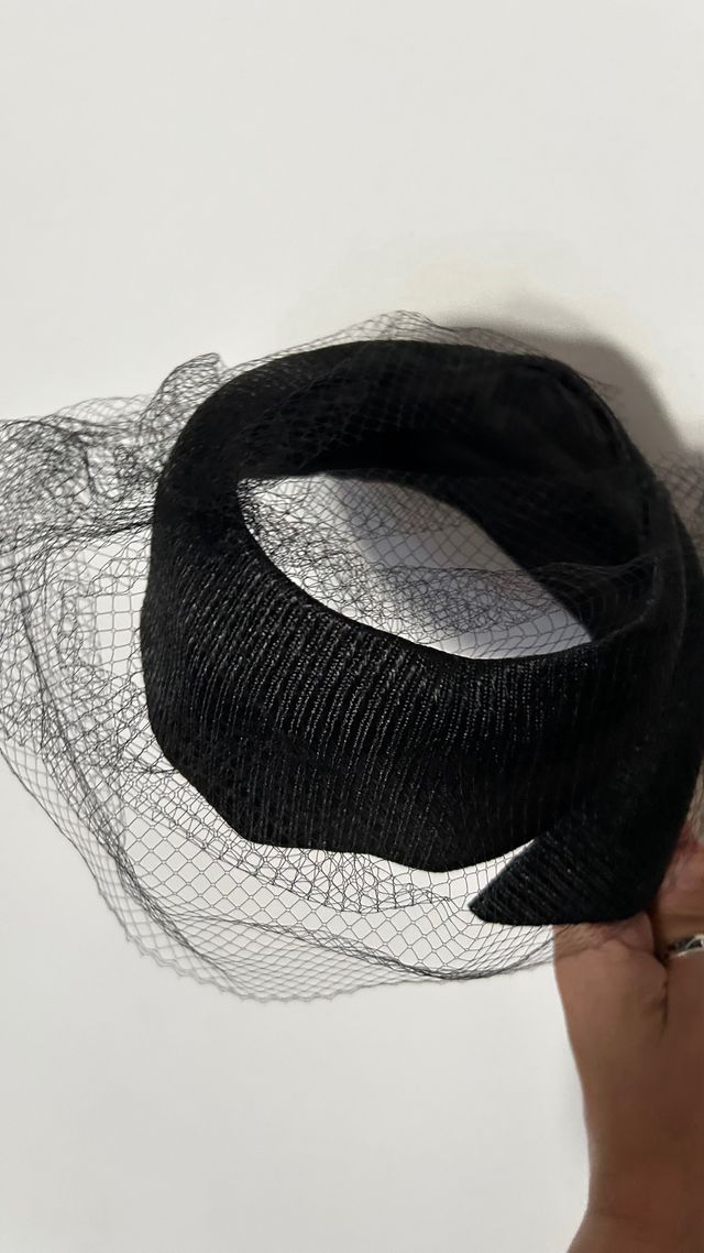 Tocado y guantes negros vintage