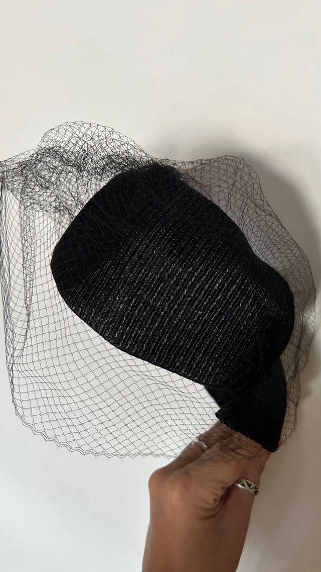 Tocado y guantes negros vintage