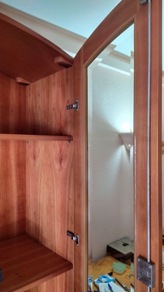 Vitrina de madera y cristal