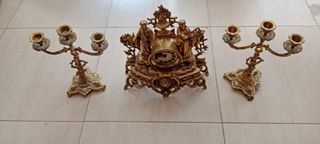 Reloj y candelabros dorados